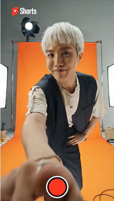 유튜브 쇼츠에서 챌린지를 진행 중인 가수 BTS 멤버 제이홉.