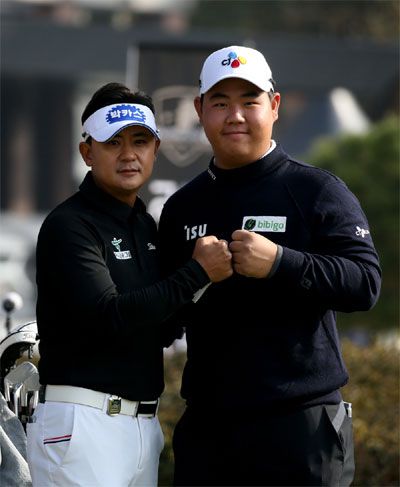 박상현(왼쪽)과 김주형이 1번홀에서 파이팅을 외치고 있다.  [사진 제공 = KPGA]