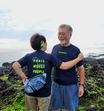 문재인 전 대통령과 김정숙 여사가 3일 제주올레 4코스를 걷던 도중 휴식을 취하며 웃는 모습. [사진 출처 = 문재인 전 대통령 인스타그램]