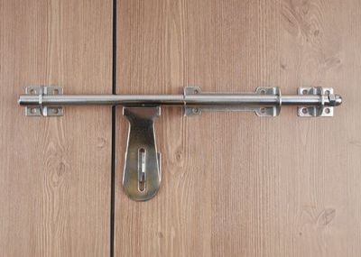 대표적인 형태의 빗장. 쇠로 된 막대기에 빗장걸고리가 붙어 있다. [사진 출처=꾸밈닷컴, 철물마트]