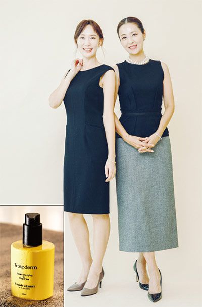 뷰티 기업 ‘지바힐즈’는 쇼호스트 출신 정예선 대표(사진 왼쪽)와 인기 배우 전혜진 이사(오른쪽)가 의기투합해 창업했다. (지바힐즈 제공)