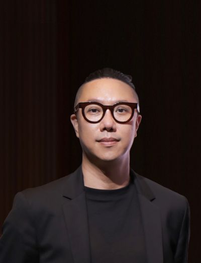 지드래곤의 홍채 이미지를 이용한 AI 아트 이미지(왼). 실제 구조물에 빛과 영상을 투사하여 시각적 변화를 만들어내는 프로젝션 매핑 기술로 안테나에 송출했다.(오) 사진 KAIST 아트앤테크놀로지 센터