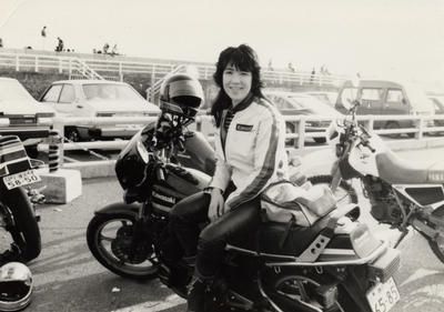 다카이치 사나에 새 자민당 총재가 초선의원시절 고이즈미 준이치로 당시 총리와 함께 있는 모습.출처 다카이치 홈페이지.