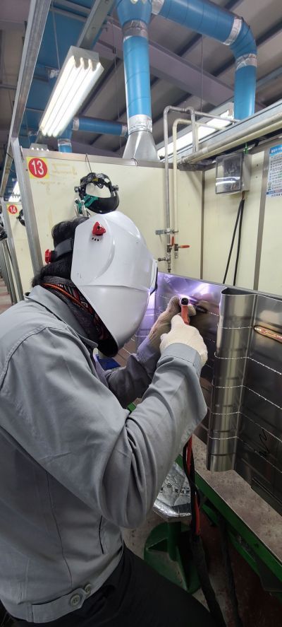 전남 영암군 현대삼호중공업 내 기술교육원에서 연수생이 액화천연가스(LNG) 탱크 용접 실습을 하고 있다.