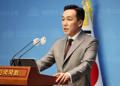 국민의힘 김민수 대변인이 11일 오후 국회 소통관에서 조국 전 법무부 장관 관련 논평을 하고 있다 [이미지출처=연합뉴스]