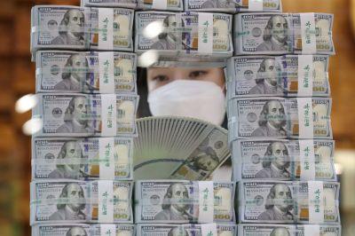 우리나라 외환보유액이 사상 최대치를 경신했다. 한국은행이 3일 발표한 외환보유액 통계에 따르면 5월말 기준 외환보유액은 4564억6000만 달러로 전월말보다 41억5000만 달러 증가했다. 이날 서울 을지로 하나은행 위변조대응센터에서 한 직원이 달러화를 정리하고 있다. /문호남 기자 munonam@