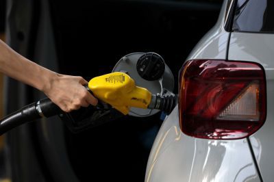 국제유가 하락과 유류세 추가 인하로 전국 기름값이 내려가고 있는 4일 서울 시내 한 주유소에서 시민들이 차량에 주유하고 있다. /문호남 기자 munonam@