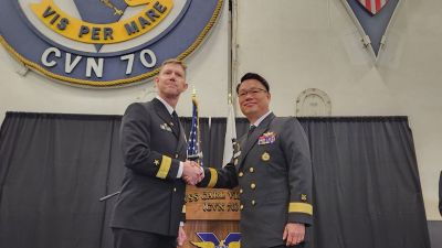 마이클 워시 미국 해군 제1항모강습단장(준장)과 이남규 한국 해군 해양작전본부장이 3일 부산작전기지에서 열린 언론브리핑에서 악수하고 있다. 사진=국방부 공동취재단