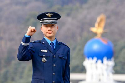 제73기 공군사관생도 졸업 및 임관식에서 대통령상을 수상한 안주선 소위가 사진 촬영을 위해 포즈를 취하고 있다. 사진=공군