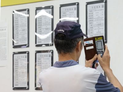 한 시민이 서울서부고용복지플러스센터에서 일자리 정보를 보고 있다. 연합뉴스