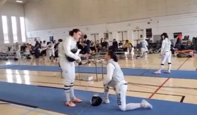 지난달 30일(현지시간) 미국 메릴랜드에서 열린 펜싱 대회에서 스테파니 터너가 트랜스젠더 여성인 레드몬드 설리번에게 무릎을 꿇으며 경기 포기 의사를 밝히고 있다. [이미지 출처=엑스(X·옛 트위터) 캡처]