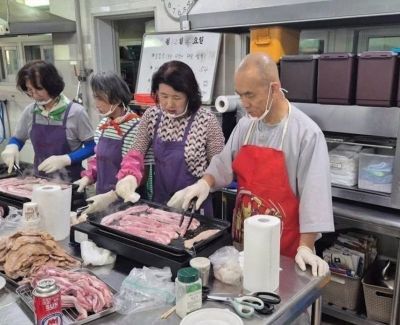 문빈정사 주지 법공스님이 12일 광주 남구 성요셉사랑의식당에서 삼겹살을 굽고 있다. [이미지 출처=오영순 광주 남구 의원 제공]