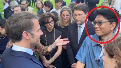 에마뉘엘 마크롱(왼쪽) 프랑스 대통령과 악수하고 있는 이수만 A2O엔터테인먼트 키 프로듀서 겸 비저너리 리더 [이미지 출처=A2O엔터테인먼트 제공] 연합뉴스