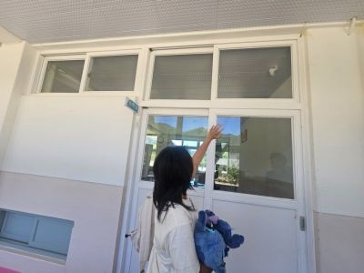 김이지양이 마지막 수업날 교실을 향해 손인사를 하고 있다. 연합뉴스