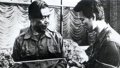 1979년 당시 사건 현장을 재연하고 있는 김재규 전 중장정보부장(왼쪽). 연합뉴스