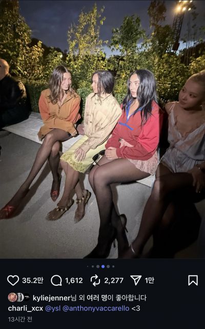 가수 찰리 XCX(왼쪽에서 세번째)가 로제만 어둠 속에 묻힌 사진을 올려 인종차별 논란을 키웠다. 찰리 XCX 인스타그램