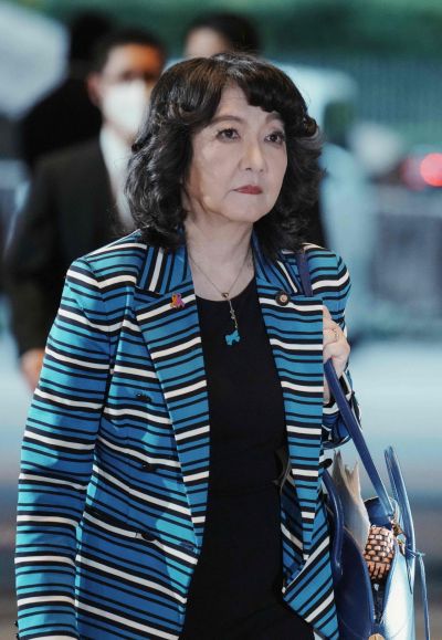 지난 10월 도쿄 관저로 출근하는 가타야마 사츠키 일본 재무상. AFP 연합뉴스