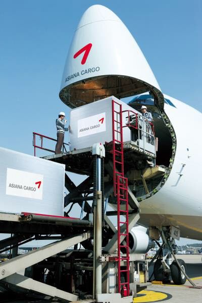아시아나항공 화물기 적재 모습. (사진=아시아나항공)