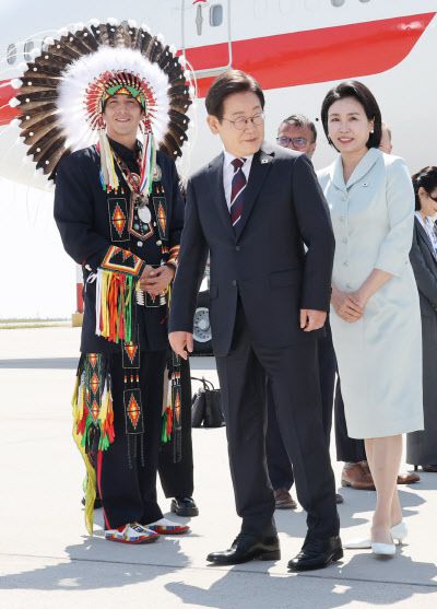 51차 주요 7개국(G7) 정상회의 참석하는 이재명 대통령이 16일(현지시간) 캐나다 앨버타주 캘거리국제공항에 도착해 영접 인사 뒤 공항을 떠나고 있다. (사진=연합뉴스)