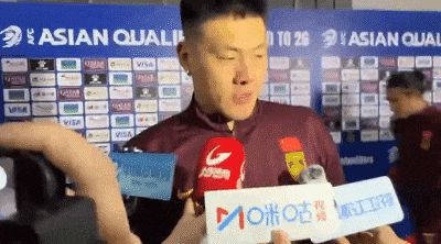중국 축구대표팀의 골키퍼이자 주장 왕달레이가 25일 인터뷰에서 웃는 표정으로 "실수는 실수일 뿐"이라고 답하거나, 표정을 찡그리고 있다. /웨이보