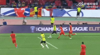 호주가 1대0으로 앞서가던 전반 29분, 니샨 벨루필레이(호주)가 찬 공이 중국 골키퍼 왕달레이의 손을 스친 뒤 골문으로 들어갔다. 이날 경기는 호주가 2대0으로 승리했다. /웨이보