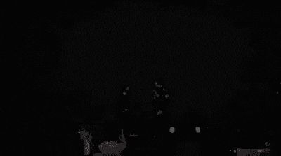 28일 일본 가수 오오츠키 마키가 중국 상하이에서 공연을 하던 도중 스태프들이 오오츠키를 무대 밖으로 데려가고 있다. /유튜브 lkfjsghz