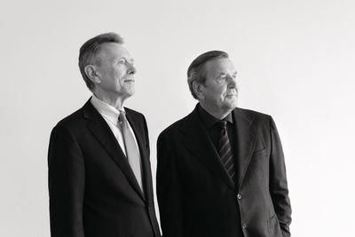 게르하르트 슈뢰더 전 독일 총리(오른쪽)와 역사학자 그레고어 쇨겐[출판사 DVA 웹사이트 갈무리=연합뉴스]