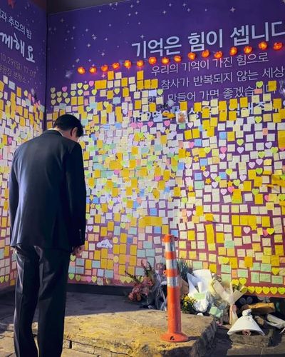 이태원 참사 현장에서 묵념 중인 오세훈 시장[오세훈 시장 페이스북 캡처. 재판매 및 DB 금지]