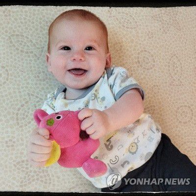 하마스가 이스라엘 공습으로 사망했다 주장한 최연소 인질(이스라엘 로이터=연합뉴스) 팔레스타인 무장 정파 하마스가 가자지구에 납치해간 인질 중 최연소로 알려진 생후 10개월 아기 크피르 비바스. 하마스 군사 조직 알카삼 여단은 29일(현지시간) "크피르 비바스와 그의 네 살 난 형제 그리고 이들의 어머니가 이스라엘의 공습으로 사망했다"고 주장했다. [인질 및 실종 가족 포럼 제공] 2023.11.30 besthope@yna.co.kr