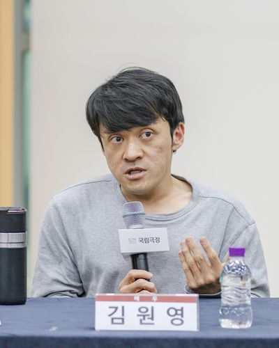 답변하는 김원영 배우(서울=연합뉴스) 국립극장 기획공연인 연극 '몬스터 콜스'에 출연하는 배우 김원영이 18일 국립극장 뜰아래연습장에서 열린 기자간담회에서 취재진의 질문에 답변하고 있다. 2024.11.18 [국립극장 제공. 재판매 및 DB 금지]