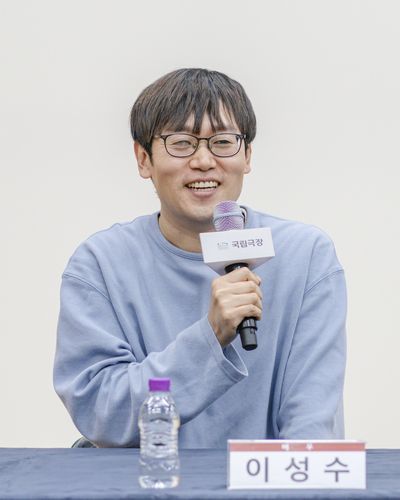 답변하는 이성수 배우(서울=연합뉴스) 국립극장 기획공연인 연극 '몬스터 콜스'에 출연하는 배우 이성수가 18일 국립극장 뜰아래연습장에서 열린 기자간담회에서 취재진의 질문에 답변하고 있다. 2024.11.18 [국립극장 제공. 재판매 및 DB 금지]