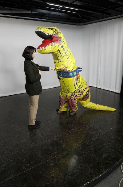 ‘기후0번’ 서울시장 후보 김공룡 후보(오른쪽)가 5일 서울 마포구 <한겨레> 사옥에서 인터뷰를 하기 전 최우리 기자와 인사를 하고 있다. 김혜윤 기자 unique@hani.co.kr