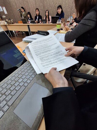 다도코로 유 스프링 공동대표가 15일 한국 기자들을 만나 일본 형법 개정의 의미를 설명하기 위해 자료를 살피는 모습. 다토코로는 얼굴을 가까이 촬영하기를 원치 않아 다른 모습을 촬영했다. 류우종 기자 wjryu@hani.co.kr