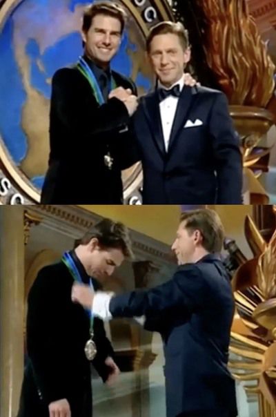 2008년 사이언톨로지 교주에게 훈장을 받는 톰 크루즈 / 뉴욕 포스트