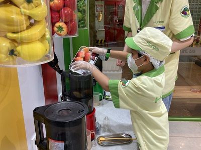 착즙주스 만들기 체험을 하고 있는 어린이[독자 제공]