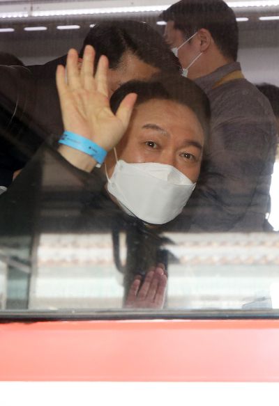 국민의힘 윤석열 대선 후보가 12일 오전 전주역에서 '열정열차'에 탑승한 뒤 창문 밖을 향해 손을 흔들고 있다. 연합뉴스