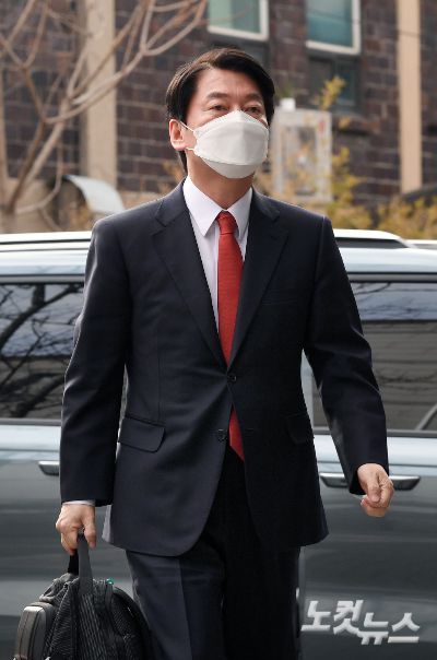 안철수 대통령직인수위원장이 지난 15일 서울 종로구 통의동 금융감독원 연수원에 마련된 인수위 집무실에 첫 출근하고 있다. 국회사진취재단