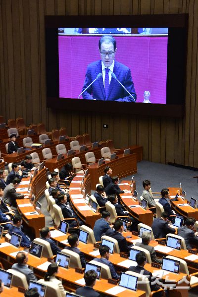 무소속 이성만 의원이 지난 12일 서울 여의도 국회에서 열린 제407회국회(임시회) 제1차 본회의에서 자신에 대한 체포동의안 표결 전 신상발언을 하고 있다. 윤창원 기자