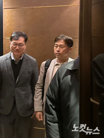 오픈AI 샘 올트먼 CEO와 회동을 위해 서울 중구 더 플라자호텔을 찾은 SK하이닉스 곽노정 대표이사 사장(오른쪽). 이시현 인턴기자