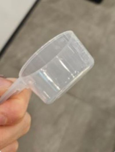 B씨에 따르면 카페 측은 알바생이 실수로 플라스틱 계량용 수저(사진)을 음료에 함께 넣고 갈았다는 사실을 뒤늦게 인정했다고 한다. 온라인 커뮤니티 캡처