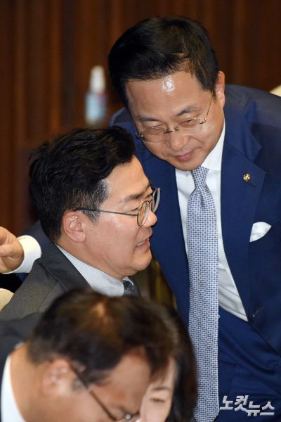 17일 서울 여의도 국회에서 열린 제424회 국회(임시회) 제5차 본회의에서 더불어민주당 박찬대 당대표 직무대행과 박성준 원내수석부대표가 대화를 하고 있다. 윤창원 기자