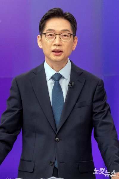 25일 서울 중구 방송스튜디오에서 열린 더불어민주당 제21대 대선 경선 후보자 토론회에서 김경수 후보가 발언을 하고 있다. 국회사진취재단