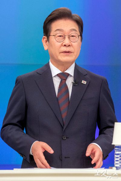 25일 서울 중구 방송스튜디오에서 열린 더불어민주당 제21대 대선 경선 후보자 토론회에서 이재명 후보가 발언을 하고 있다. 국회사진취재단