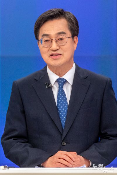 25일 서울 중구 방송스튜디오에서 열린 더불어민주당 제21대 대선 경선 후보자 토론회에서 김동연 후보가 발언을 하고 있다. 국회사진취재단