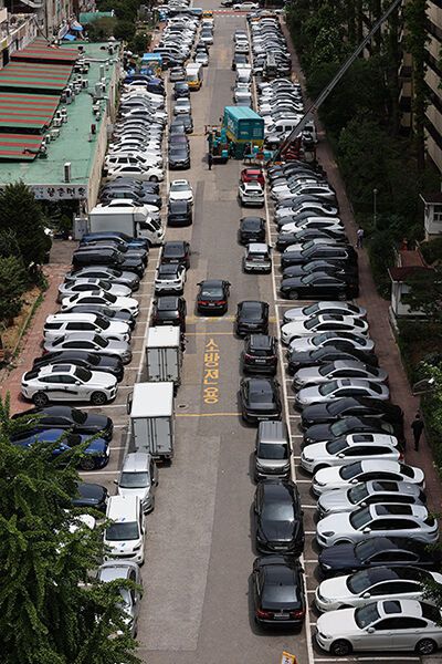20일 오후 서울의 한 아파트 단지 주차장에 차량들이 주차돼 있다. 국내 휘발유·경유 가격이 6주 연속 상승하며 연일 최고가를 경신하는 등 고유가 상황에 대응하기 위해 정부는 다음 달부터 연말까지 유류세 인하 폭을 법상 허용된 최대한도인 37로 확대한다. 연합뉴스