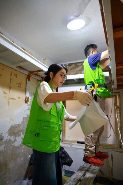 김건희 여사가 지난 23일 행복나눔봉사회 자원봉사자들과 함께 서울의 한 쪽방촌에서 봉사활동을 하고 있다. 행복나눔봉사회 제공