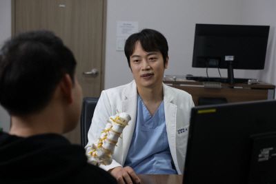 정상원 바른세상병원 척추센터 원장(신경외과 전문의)이 환자에게 질환에 대해 설명하고 있다. /사진=바른세상병원