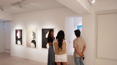 배우 겸 화가 김규리가 31일 자신의 개인전 ‘NaA’가 열리고 있는 서울 강남구 갤러리 나우에서 관람객들과 작품에 대해 이야기하고 있다. 김규리 제공