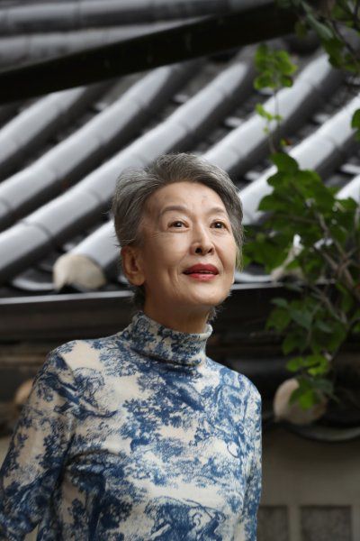 서울 종로구의 자택에서 만난 배우 윤석화 씨는 “인생의 수많은 변곡점 가운데 나를 키운 건 기쁨이 아닌 고난의 순간이었다. 그 앞에서 굴복하지 않은 게 윤석화”라고 말했다. 이훈구 기자 ufo@donga.com