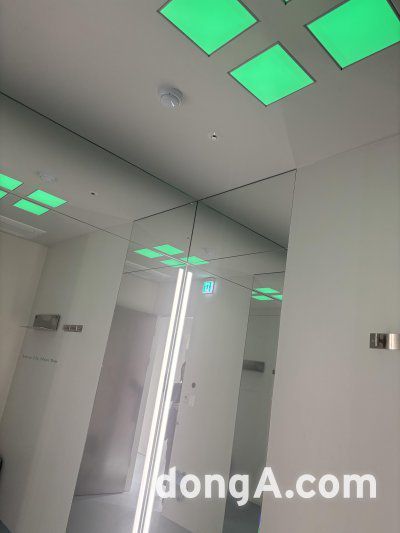 피팅룸 내부에 설치돼 있는 스마트 조명. 다양한 조건에서 제품을 확인해볼 수 있다. 사진=황소영 기자
